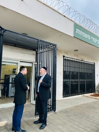 הח"כים היום מחוץ לכלא 10