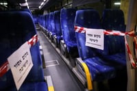 ריסס צעירים חרדים בבושם: "תעברו לחלק האחורי באוטובוס, אתם מסריחים"