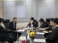 בעיצומם של הדיונים: הפגישה הממושכת של ביסמוט עם צמרת רבני חב"ד