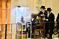 האדמו"ר מויז'ניץ בהדלקת נר ראשון דחנוכה