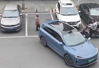 הרכב עשה את שלו: קרב על חנייה בסין הסתיים באופן משעשע | צפו