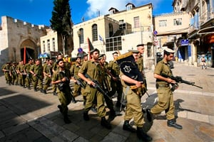 חיילי צה"ל עם ספר תורה.