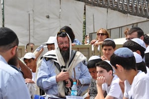 הסוהרים ברכו: "שפטרני מעונשו". צפו