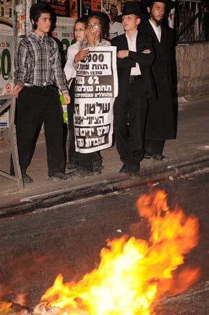 ירושלים: אלפים מפגינים בעקבות הפגיעה בראב"ד