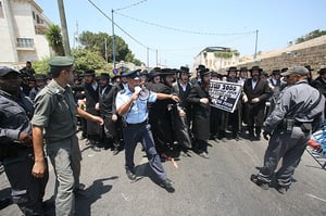 תקדים: הגאב"ד הגיע ליפו; עשרות אברכים מחו ונפצעו