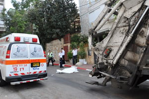 מזעזע: משאית מחצה קשיש בבני-ברק - צפו בוידאו ותמונות