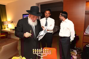 חנוכה, מלון הילטון, יוון: הגר"ש עמאר מדליק