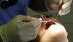 תחקיר ´כיכר השבת´ חושף: רוצים טיפולי שיניים חינם? חכו בתור