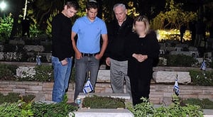 ראש הממשלה ומשפחתו עלו לקבר אחיו, יונתן: "העם מתאחד"