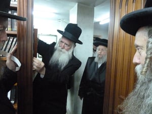 הרב גרוסמן קבע מזוזה ב'אוצר הספרים' בפינסק קרלין