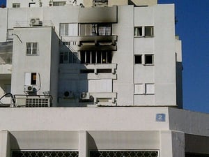אשה נפגעה קשה בשריפה בבניין בקריית פונביז' באשדוד