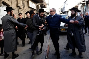 מחאה סוערת: פעוטות הושלכו על הכביש בשכונת מאה שערים