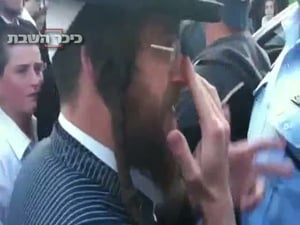 בית שמש בוערת: צפו בתיעוד התנגשות בין קיצונים לחילונים