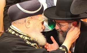 הרב דוד יוסף עם אביו הגר"ע יוסף