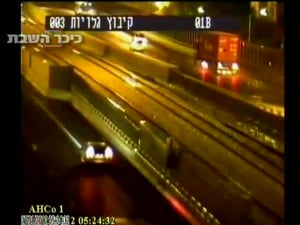 צפו: קשיש בנעלי בית נסע הפוך באיילון