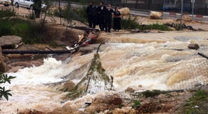 שעות לטביעת הילדה: צפו במודיעין-עלית מוצפת מים