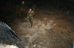חייל באזור נפילת רקטה בבאר-שבע (צילום: פלאש90)