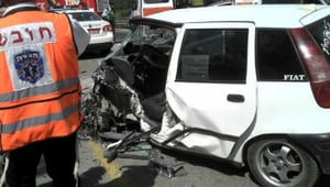 תאונה קשה: רכב פרטי התנגש במשאית