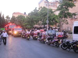 עשרות לכודים חולצו מהבניין הבוער בשכונת מאה שערים