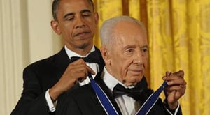 באירוע חגיגי בבית הלבן: הנשיא שמעון פרס קיבל מדליה מנשיא ארה"ב אובמה