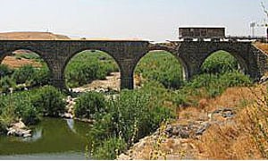 הגשר בנהריים ועליו קרון הרכבת העתיק