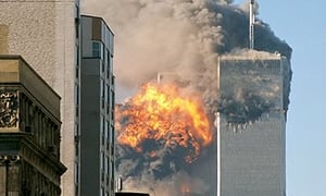 בנייני התאומים עולים באש