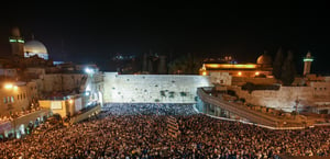 אחדות בכותל: הרב עובדיה והאדמו"ר מבעלזא במעמד סליחות ענק