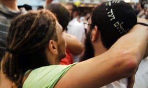 ההקפות בכפר-חב"ד: צפו בקליפ וידאו מיוחד