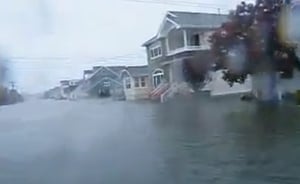 הוריקן סנדי: אופנוע ים ברחובות המוצפים