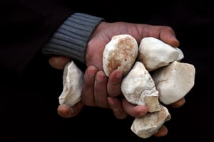 צפו: פלסטיני יידה אבן, ונפגע בראשו