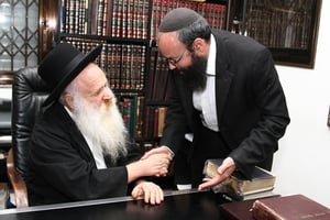 הרב הלל הורביץ מקבל את ברכת רבני חב"ד