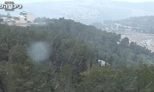 צפו: שלג ראשון בירושלים
