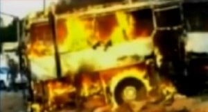 האוטובוס שנפגע עולה בלהבות