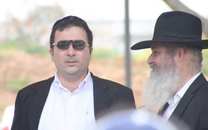 שמאל: מאיר רבין בהלוויה