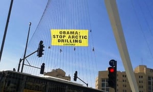 פעילי איכות הסביבה נגד אובמה על גשר המיתרים • תיעוד