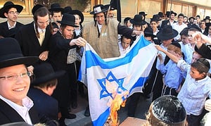 קיצונים שורפים את דגל ישראל ביום העצמאות
