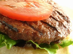 לוהט על האש: מתכון להמבורגר ביתי מדויק