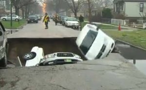 צפו בוידאו: 3 כלי רכב נבלעים על ידי בולען בשיקגו