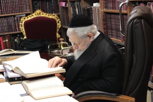 הגר"ע יוסף בביתו
