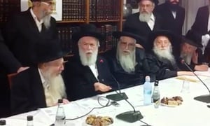 הגר"י זילברשטיין והאדמו"ר מצאנז בכינוס