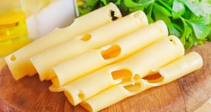 "החומרים המשמרים מזיקים מאוד": גבינה צהובה