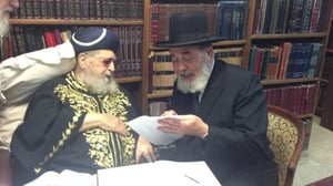 הרב אליהו אברג'ל מגיש את מכתב ההתפטרות