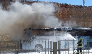 כביש 443: אוטובוס עלה באש, וגרר עומסי תנועה