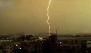וידאו: כך נראית פגיעת ברק ברכבת