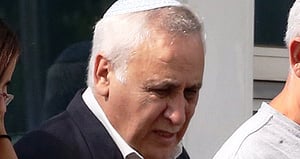 משה קצב ביציאה מהכלא, הבוקר