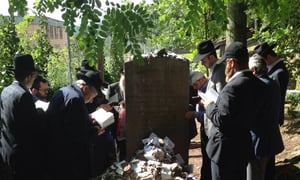 צפו: רבי יקותיאל אבוחצירא השתטח על קברו של הבעל שם ממיכלשטאט