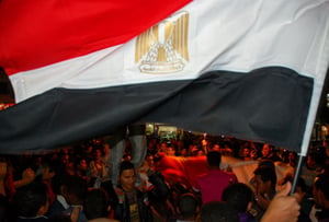 דגל מצרים מונף על ידי צעירים