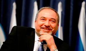 ליברמן שב למשרד החוץ: "מצאתי את המשרד בדיוק כמו שהשארתי"