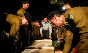 אמו של החייל שנרצח זעקה בהלוויה: "בוא הביתה, זה לא יכול להיות"