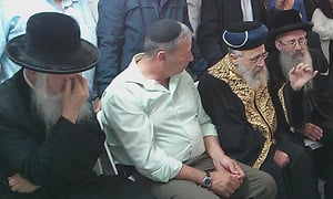 תיעוד דומע: הרבנים מנחמים את משפחת החייל עדן אטיאס